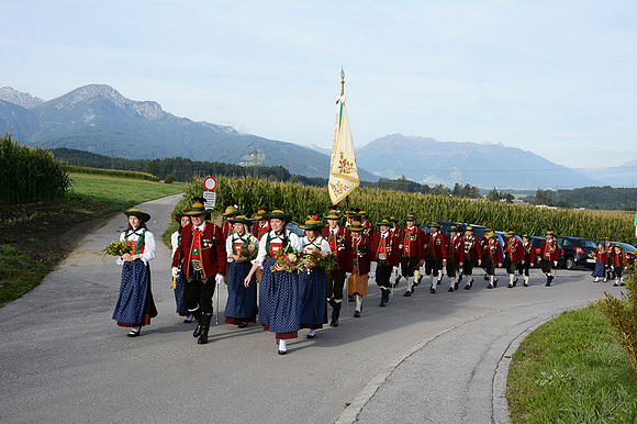 2013-09-22-Erntedankprozession (Alcide Plotegher)
